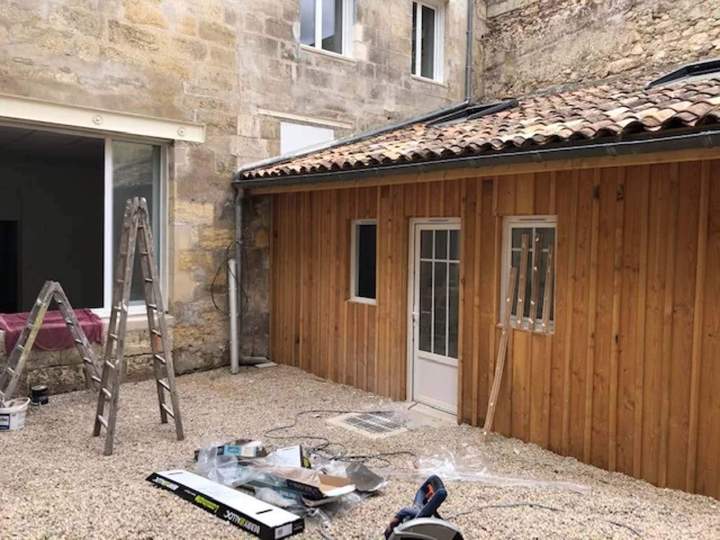 L'extérieur d'une dépendance complètement rénové Libourne