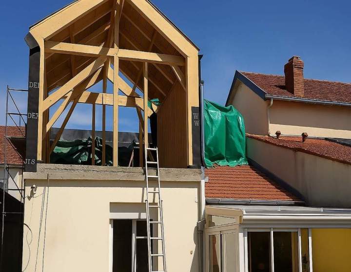 Agrandissez votre espace de vie avec une surélévation de maison.